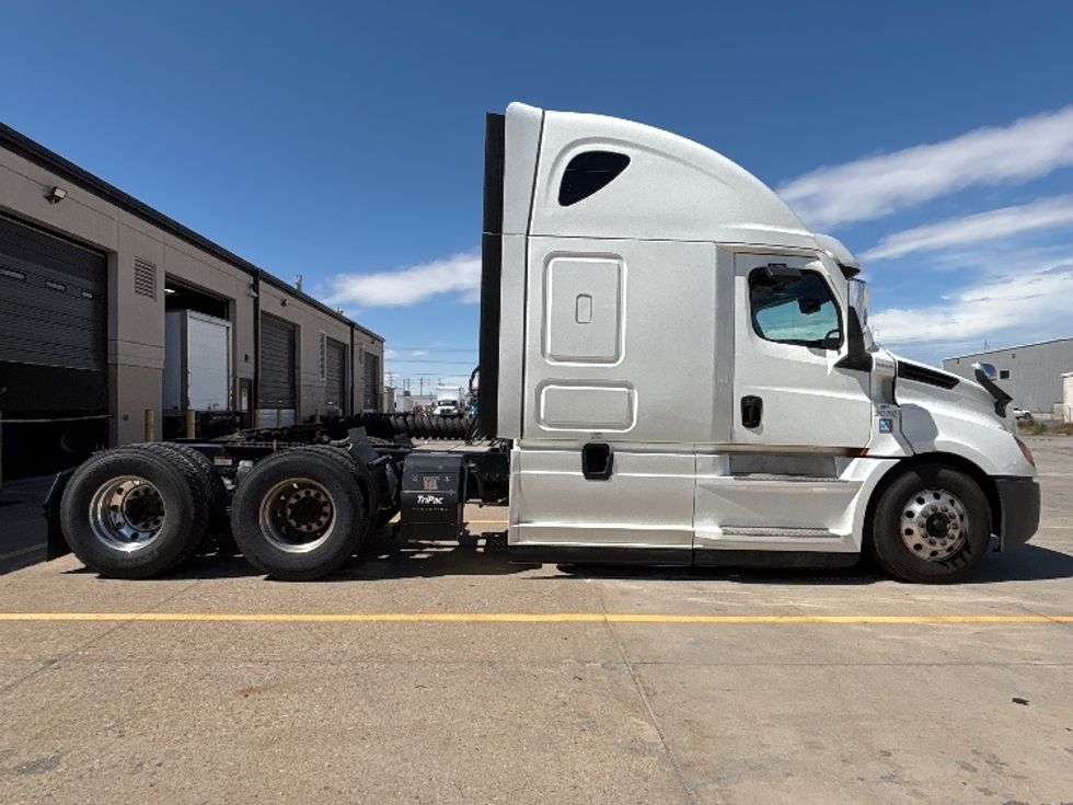 Sleeper Tractor-Heavy Duty Tractors-Freightliner-2020-T12664ST-Salt Lake City-UT-508,547\n\t\tmiles-$ 61,500 - Image 8