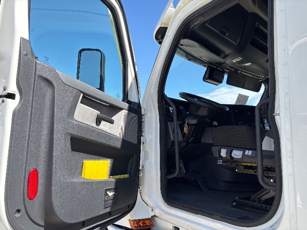 Sleeper Tractor-Heavy Duty Tractors-Freightliner-2020-T12664ST-Salt Lake City-UT-508,547\n\t\tmiles-$ 61,500 - Image 9