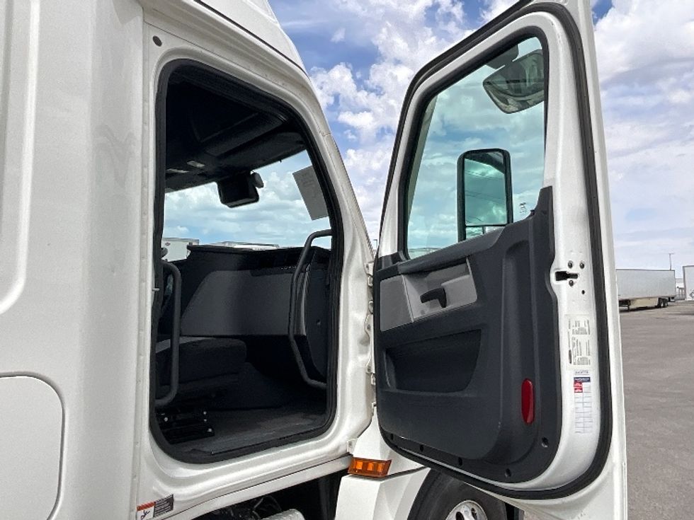 Sleeper Tractor-Heavy Duty Tractors-Freightliner-2020-T12664ST-Salt Lake City-UT-539,407\n\t\tmiles-$ 54,750 - Image 13