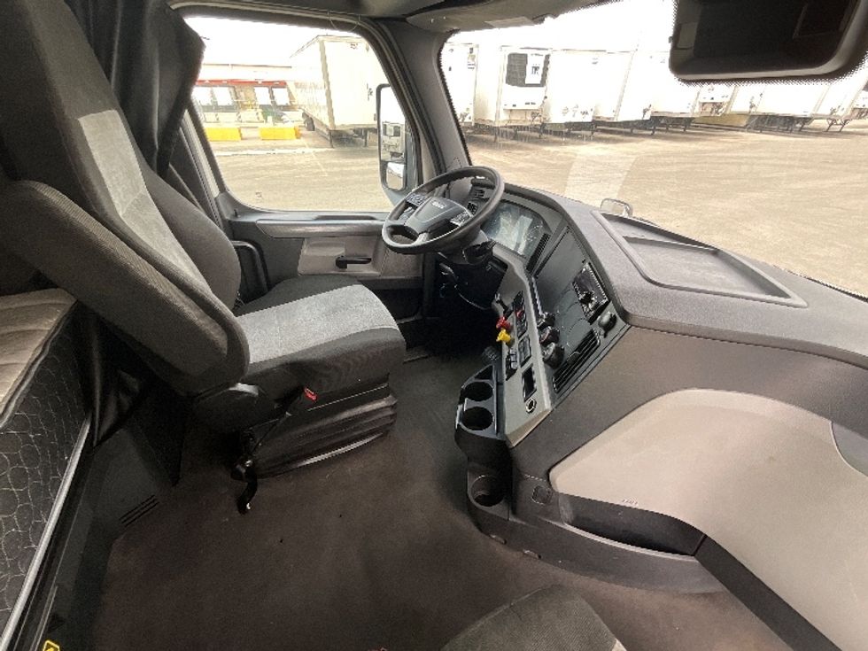 Sleeper Tractor-Heavy Duty Tractors-Freightliner-2020-T12664ST-Salt Lake City-UT-539,407\n\t\tmiles-$ 54,750 - Image 15
