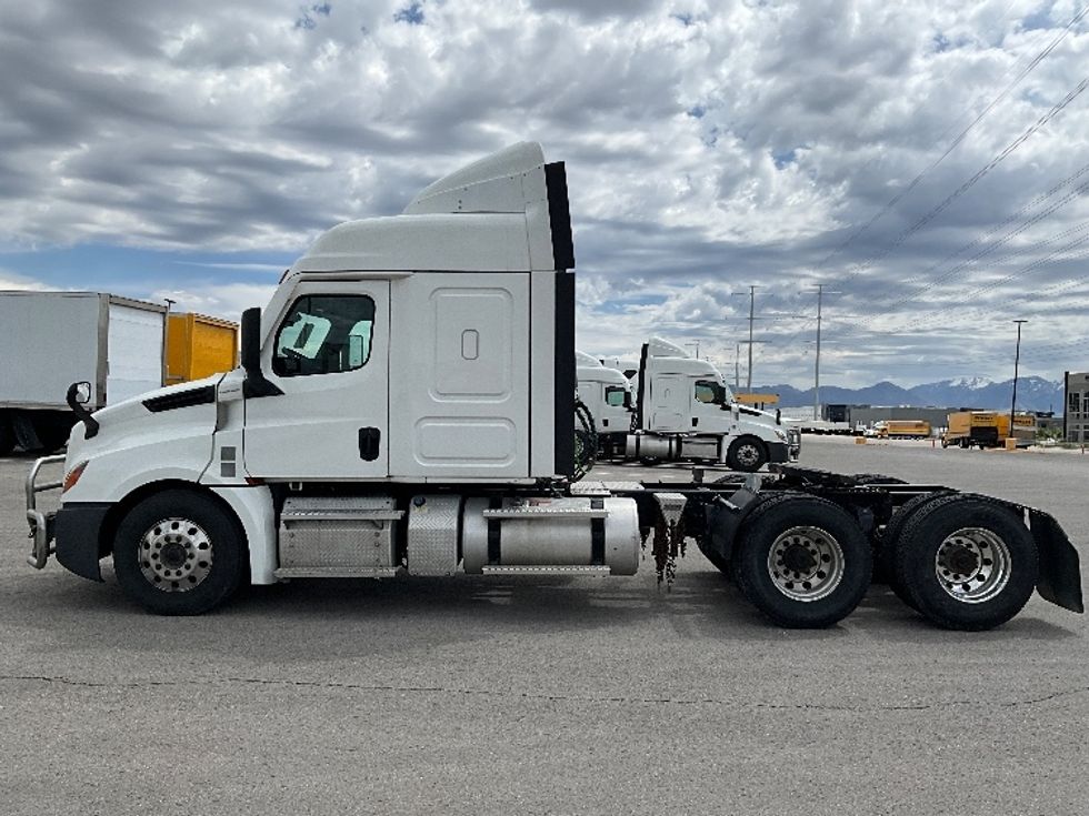 Sleeper Tractor-Heavy Duty Tractors-Freightliner-2020-T12664ST-Salt Lake City-UT-539,407\n\t\tmiles-$ 54,750 - Image 4