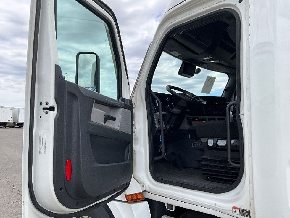 Sleeper Tractor-Heavy Duty Tractors-Freightliner-2020-T12664ST-Salt Lake City-UT-539,407\n\t\tmiles-$ 54,750 - Image 9