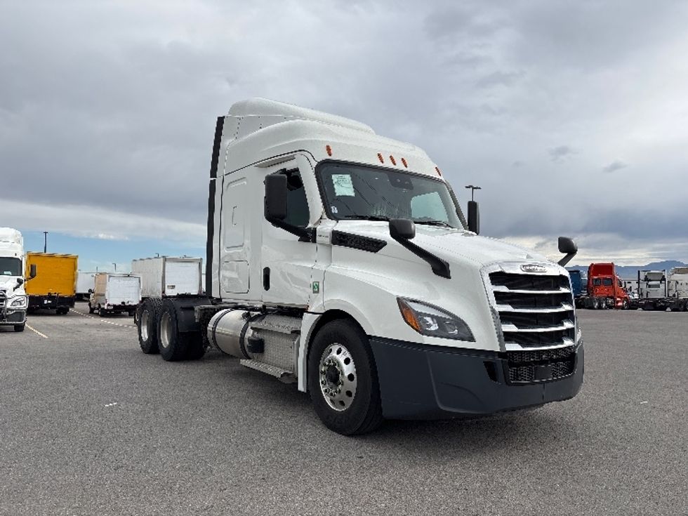Sleeper Tractor-Heavy Duty Tractors-Freightliner-2020-T12664ST-Salt Lake City-UT-592,977\n\t\tmiles-$ 53,250 - Image 1