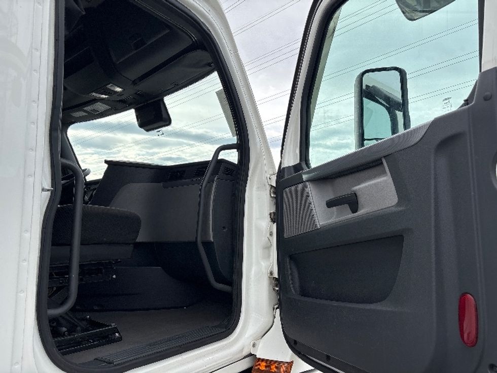 Sleeper Tractor-Heavy Duty Tractors-Freightliner-2020-T12664ST-Salt Lake City-UT-592,977\n\t\tmiles-$ 53,250 - Image 13