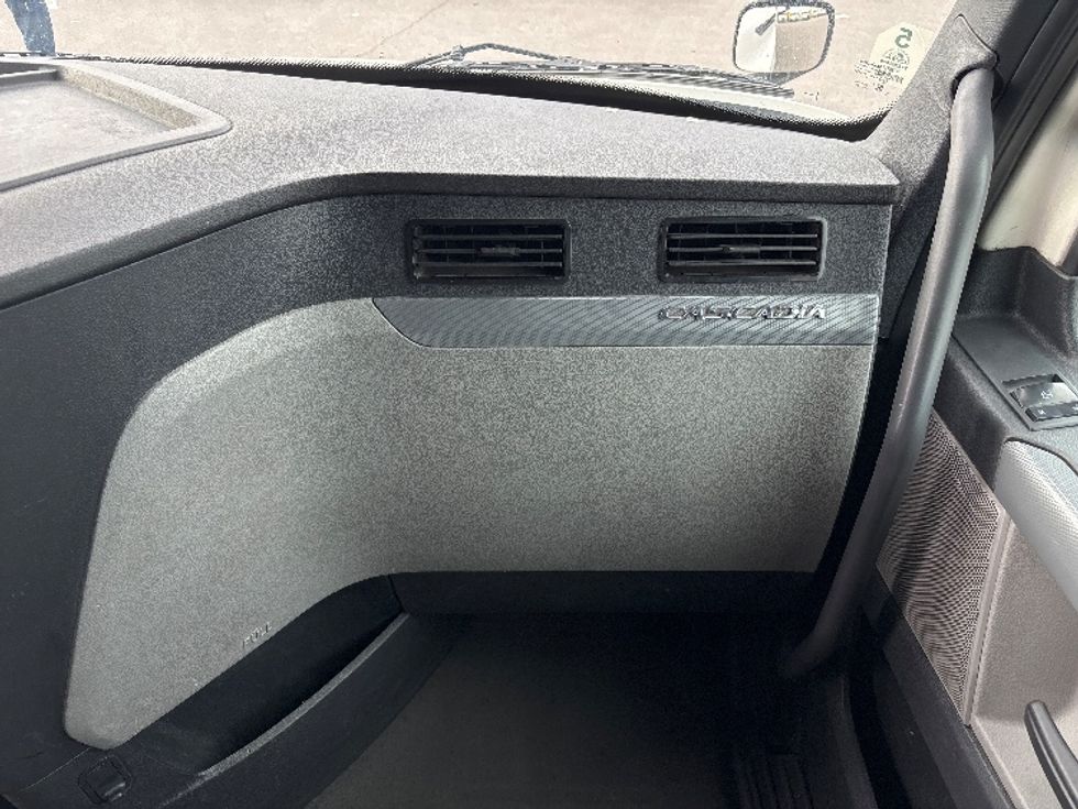 Sleeper Tractor-Heavy Duty Tractors-Freightliner-2020-T12664ST-Salt Lake City-UT-592,977\n\t\tmiles-$ 53,250 - Image 14