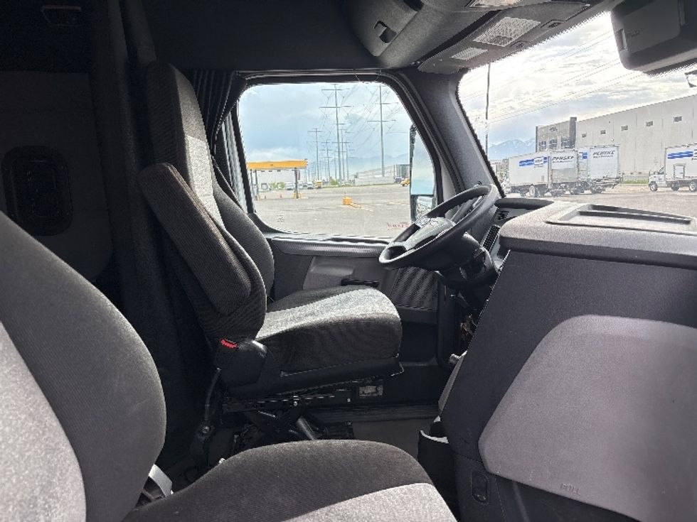 Sleeper Tractor-Heavy Duty Tractors-Freightliner-2020-T12664ST-Salt Lake City-UT-592,977\n\t\tmiles-$ 53,250 - Image 15