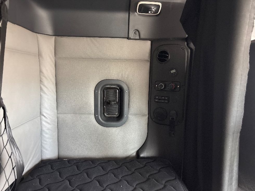 Sleeper Tractor-Heavy Duty Tractors-Freightliner-2020-T12664ST-Salt Lake City-UT-592,977\n\t\tmiles-$ 53,250 - Image 18