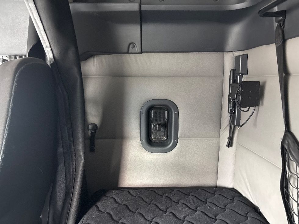 Sleeper Tractor-Heavy Duty Tractors-Freightliner-2020-T12664ST-Salt Lake City-UT-592,977\n\t\tmiles-$ 53,250 - Image 19