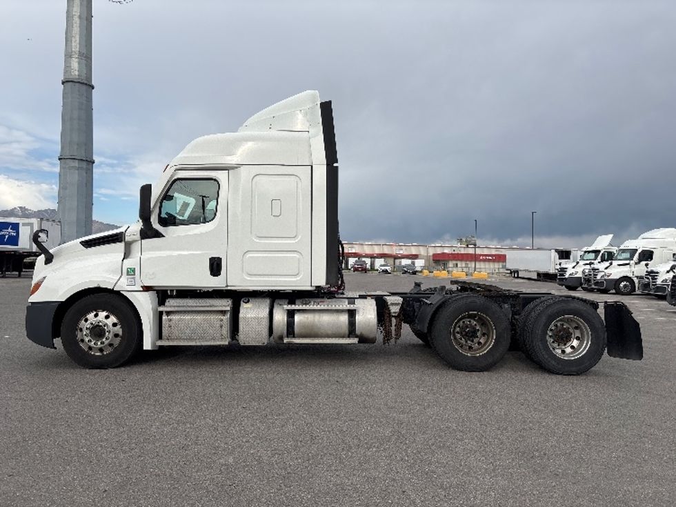 Sleeper Tractor-Heavy Duty Tractors-Freightliner-2020-T12664ST-Salt Lake City-UT-592,977\n\t\tmiles-$ 53,250 - Image 4