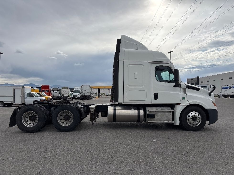Sleeper Tractor-Heavy Duty Tractors-Freightliner-2020-T12664ST-Salt Lake City-UT-592,977\n\t\tmiles-$ 53,250 - Image 8
