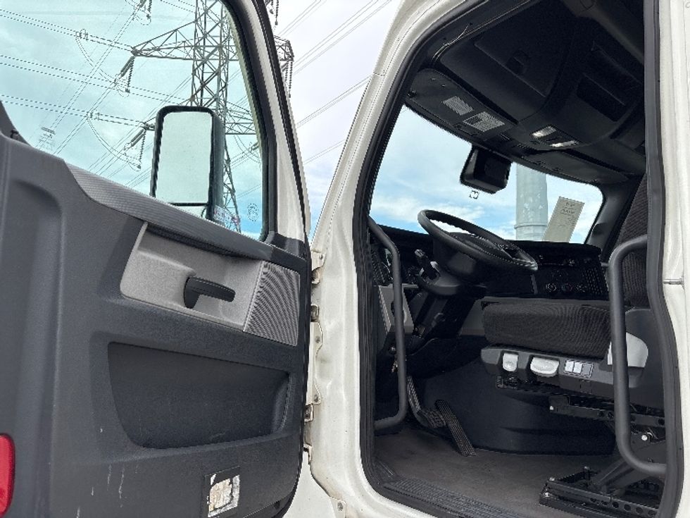 Sleeper Tractor-Heavy Duty Tractors-Freightliner-2020-T12664ST-Salt Lake City-UT-592,977\n\t\tmiles-$ 53,250 - Image 9