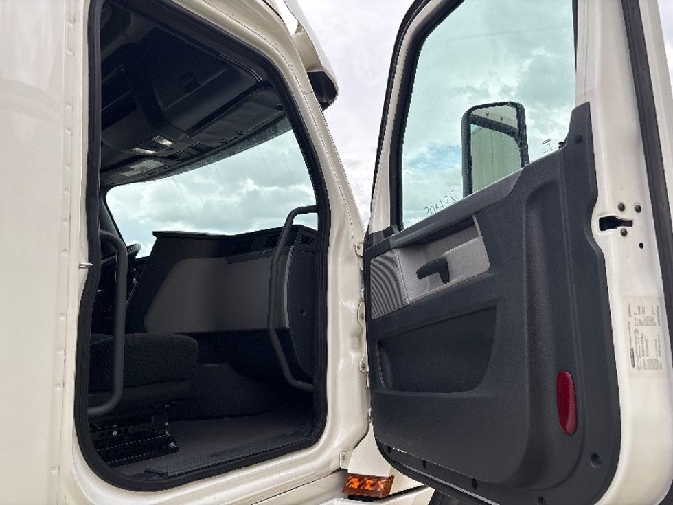 Sleeper Tractor-Heavy Duty Tractors-Freightliner-2020-T12664ST-Salt Lake City-UT-603,003\n\t\tmiles-$ 57,000 - Image 13