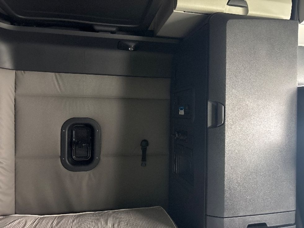 Sleeper Tractor-Heavy Duty Tractors-Freightliner-2020-T12664ST-Salt Lake City-UT-603,003\n\t\tmiles-$ 57,000 - Image 18