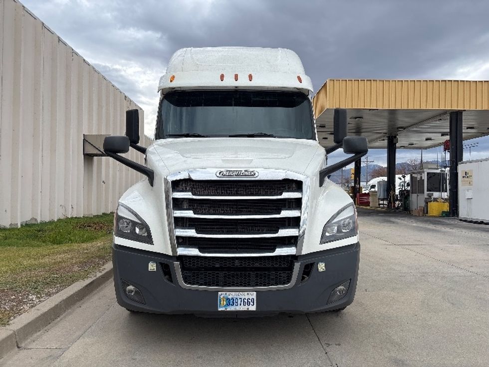 Sleeper Tractor-Heavy Duty Tractors-Freightliner-2020-T12664ST-Salt Lake City-UT-603,003\n\t\tmiles-$ 57,000 - Image 2