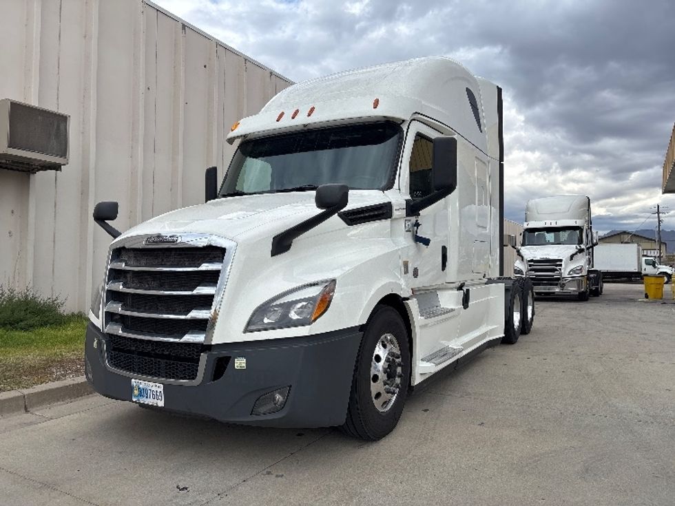 Sleeper Tractor-Heavy Duty Tractors-Freightliner-2020-T12664ST-Salt Lake City-UT-603,003\n\t\tmiles-$ 57,000 - Image 3