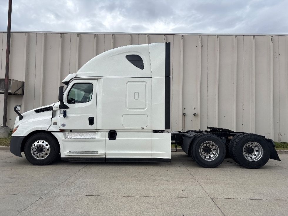 Sleeper Tractor-Heavy Duty Tractors-Freightliner-2020-T12664ST-Salt Lake City-UT-603,003\n\t\tmiles-$ 57,000 - Image 4
