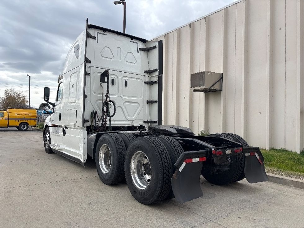 Sleeper Tractor-Heavy Duty Tractors-Freightliner-2020-T12664ST-Salt Lake City-UT-603,003\n\t\tmiles-$ 57,000 - Image 5