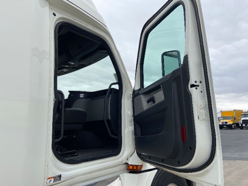 Sleeper Tractor-Heavy Duty Tractors-Freightliner-2020-T12664ST-San Antonio-TX-191,939\n\t\tmiles-$ 80,250 - Image 13