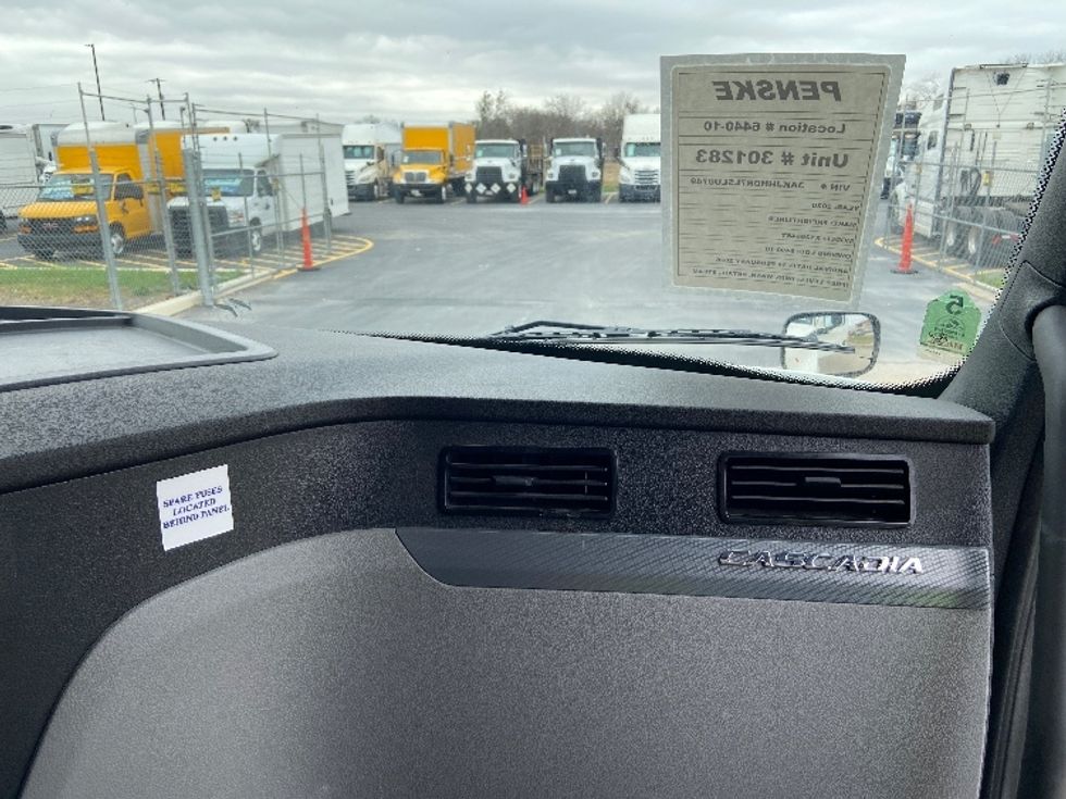 Sleeper Tractor-Heavy Duty Tractors-Freightliner-2020-T12664ST-San Antonio-TX-191,939\n\t\tmiles-$ 80,250 - Image 14