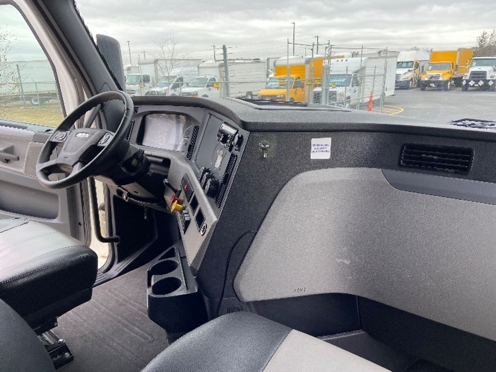 Sleeper Tractor-Heavy Duty Tractors-Freightliner-2020-T12664ST-San Antonio-TX-191,939\n\t\tmiles-$ 80,250 - Image 15