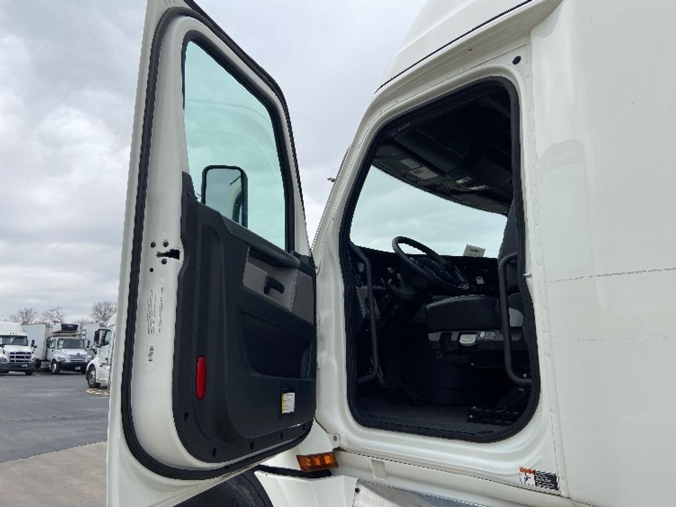 Sleeper Tractor-Heavy Duty Tractors-Freightliner-2020-T12664ST-San Antonio-TX-191,939\n\t\tmiles-$ 80,250 - Image 9