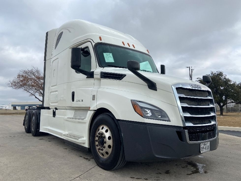 Sleeper Tractor-Heavy Duty Tractors-Freightliner-2020-T12664ST-San Antonio-TX-272,524\n\t\tmiles-$ 75,250 - Image 1