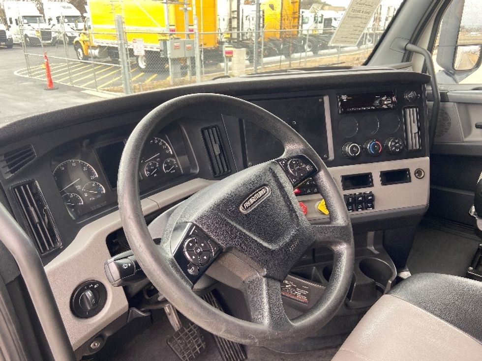 Sleeper Tractor-Heavy Duty Tractors-Freightliner-2020-T12664ST-San Antonio-TX-272,524\n\t\tmiles-$ 75,250 - Image 10
