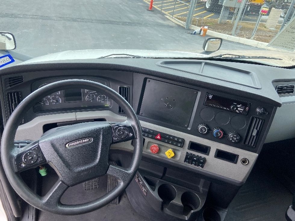 Sleeper Tractor-Heavy Duty Tractors-Freightliner-2020-T12664ST-San Antonio-TX-272,524\n\t\tmiles-$ 75,250 - Image 11
