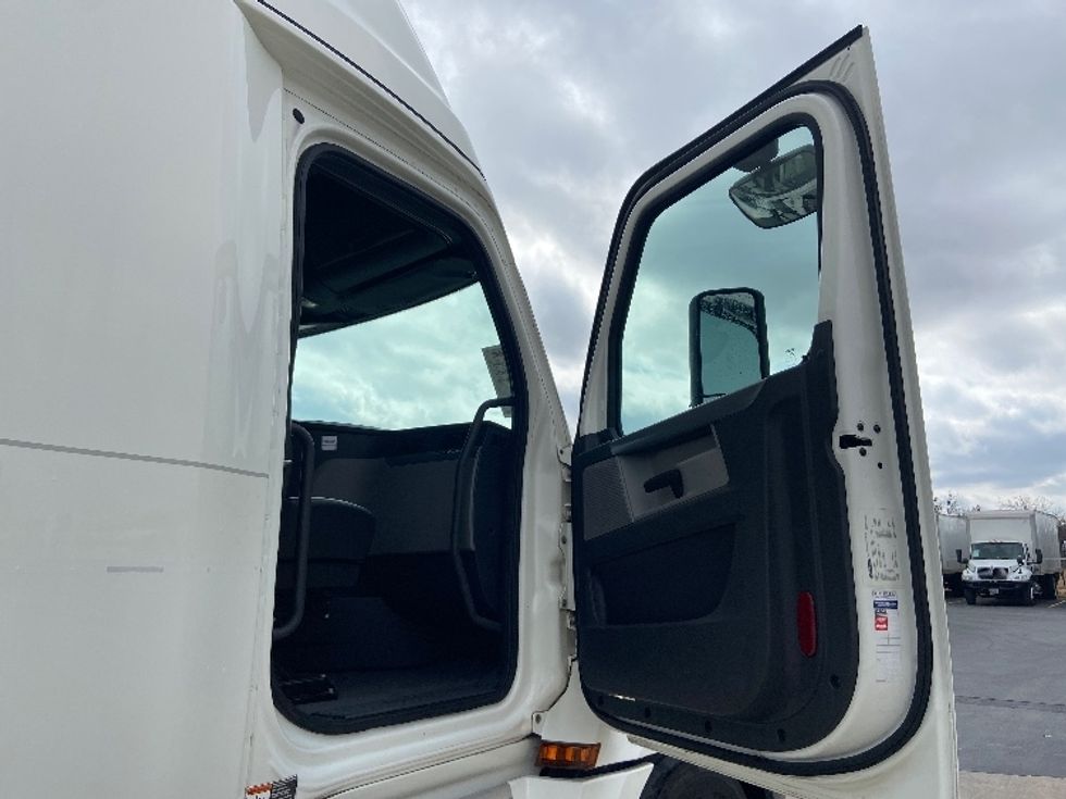 Sleeper Tractor-Heavy Duty Tractors-Freightliner-2020-T12664ST-San Antonio-TX-272,524\n\t\tmiles-$ 75,250 - Image 13