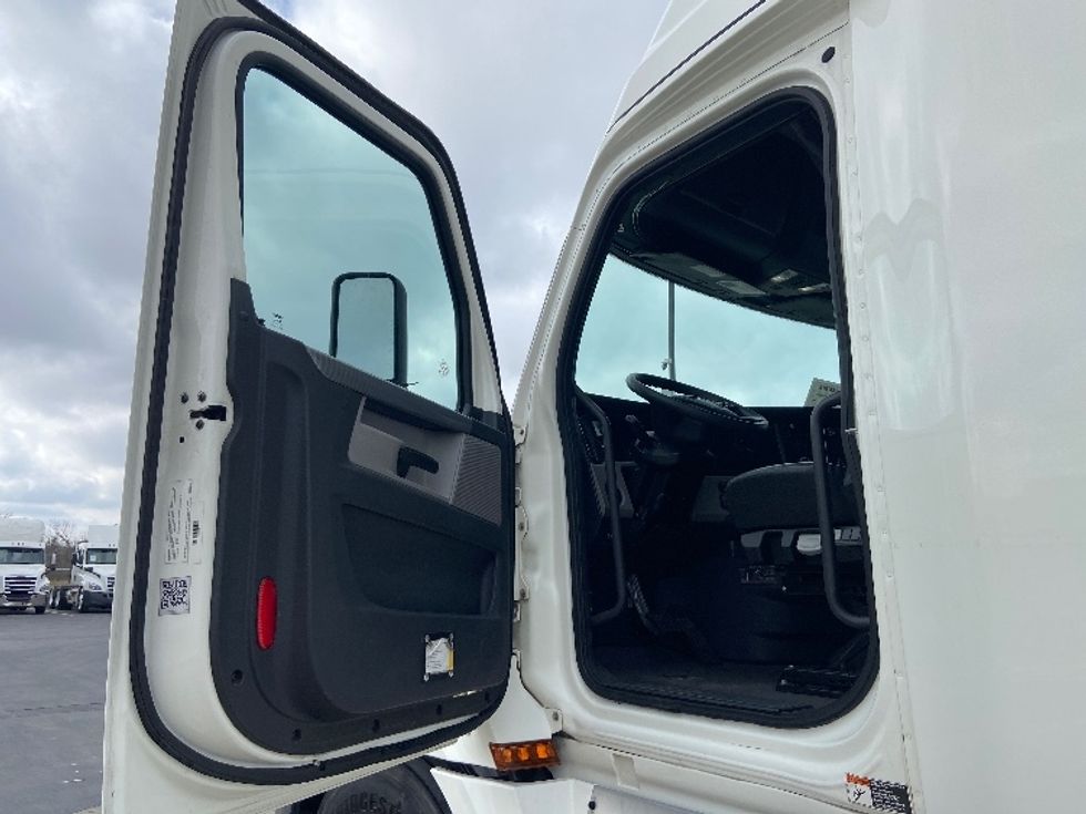 Sleeper Tractor-Heavy Duty Tractors-Freightliner-2020-T12664ST-San Antonio-TX-272,524\n\t\tmiles-$ 75,250 - Image 9