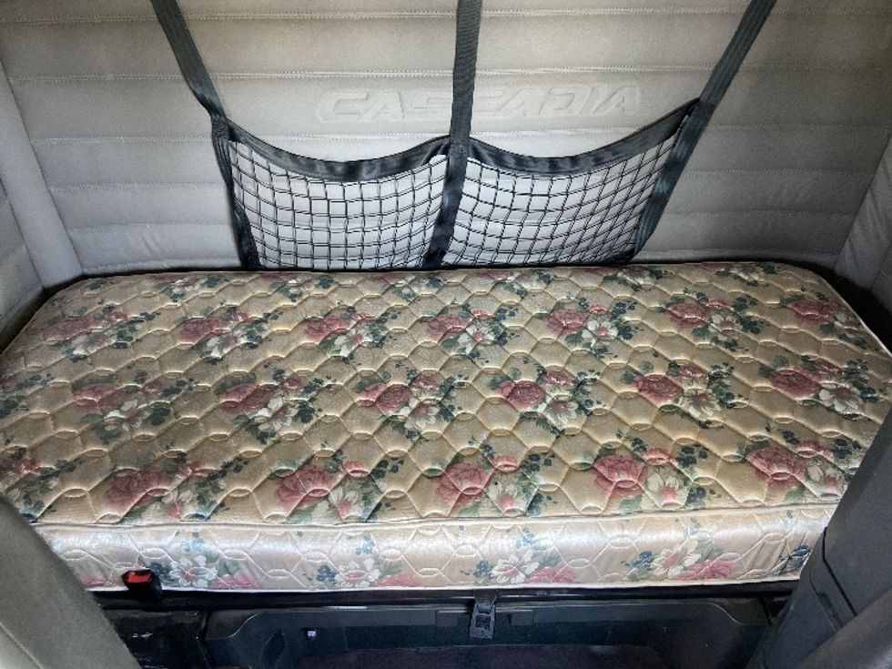 Sleeper Tractor-Heavy Duty Tractors-Freightliner-2020-T12664ST-San Antonio-TX-283,700\n\t\tmiles-$ 80,000 - Image 17