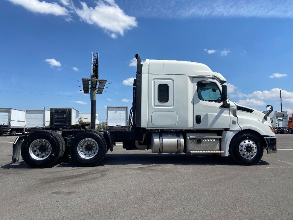 Sleeper Tractor-Heavy Duty Tractors-Freightliner-2020-T12664ST-San Antonio-TX-283,700\n\t\tmiles-$ 80,000 - Image 8