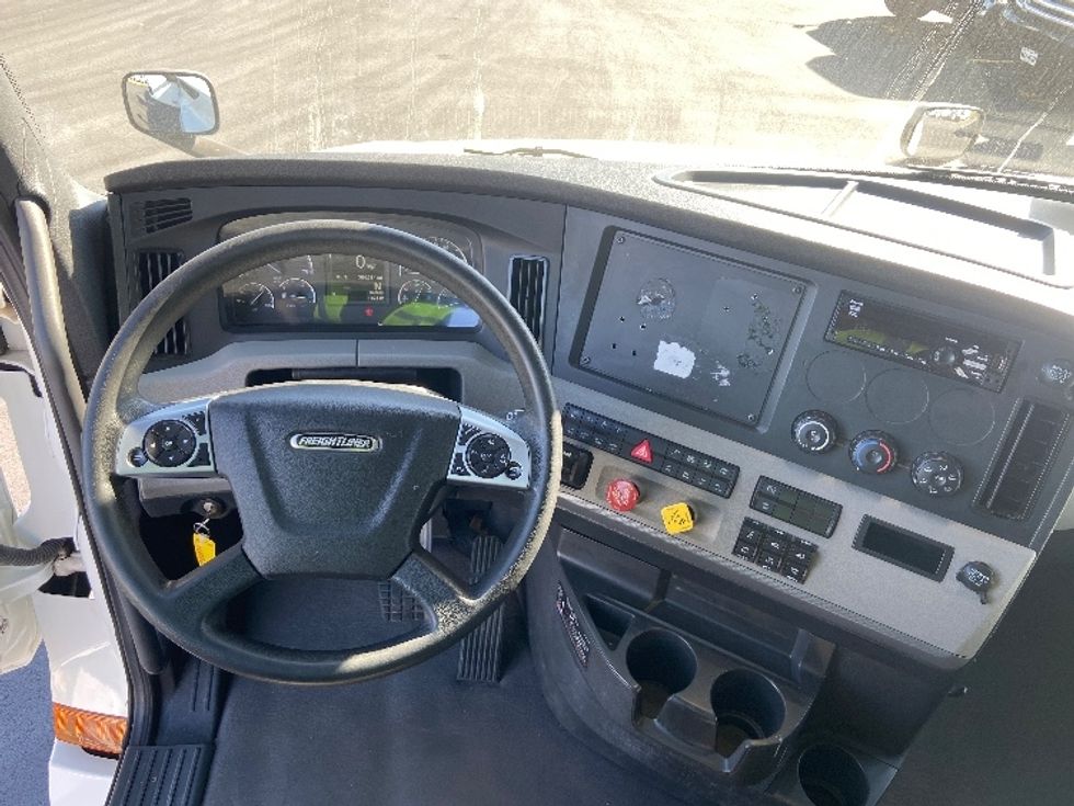 Sleeper Tractor-Heavy Duty Tractors-Freightliner-2020-T12664ST-San Antonio-TX-384,384\n\t\tmiles-$ 71,750 - Image 11