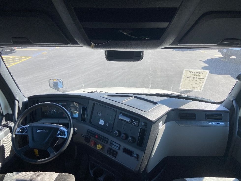 Sleeper Tractor-Heavy Duty Tractors-Freightliner-2020-T12664ST-San Antonio-TX-384,384\n\t\tmiles-$ 71,750 - Image 12