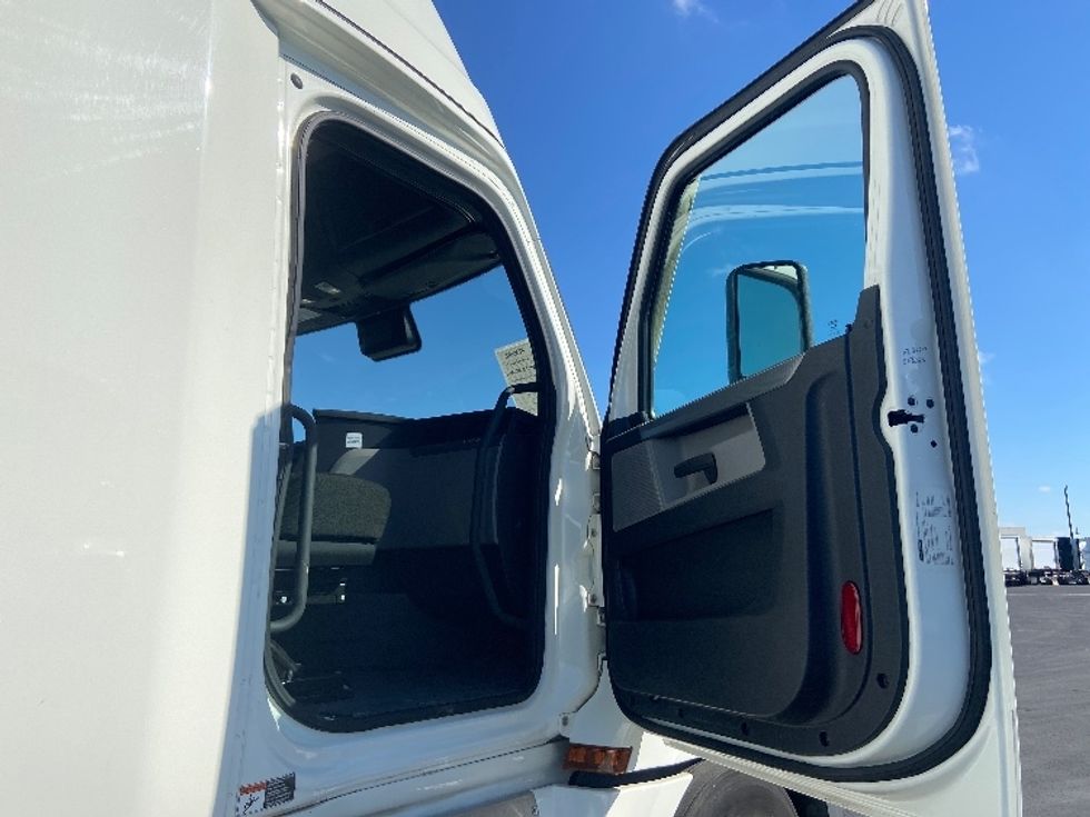 Sleeper Tractor-Heavy Duty Tractors-Freightliner-2020-T12664ST-San Antonio-TX-384,384\n\t\tmiles-$ 71,750 - Image 13