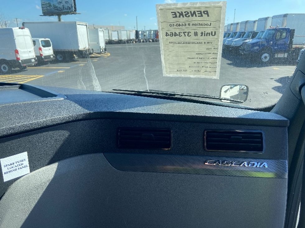 Sleeper Tractor-Heavy Duty Tractors-Freightliner-2020-T12664ST-San Antonio-TX-384,384\n\t\tmiles-$ 71,750 - Image 14