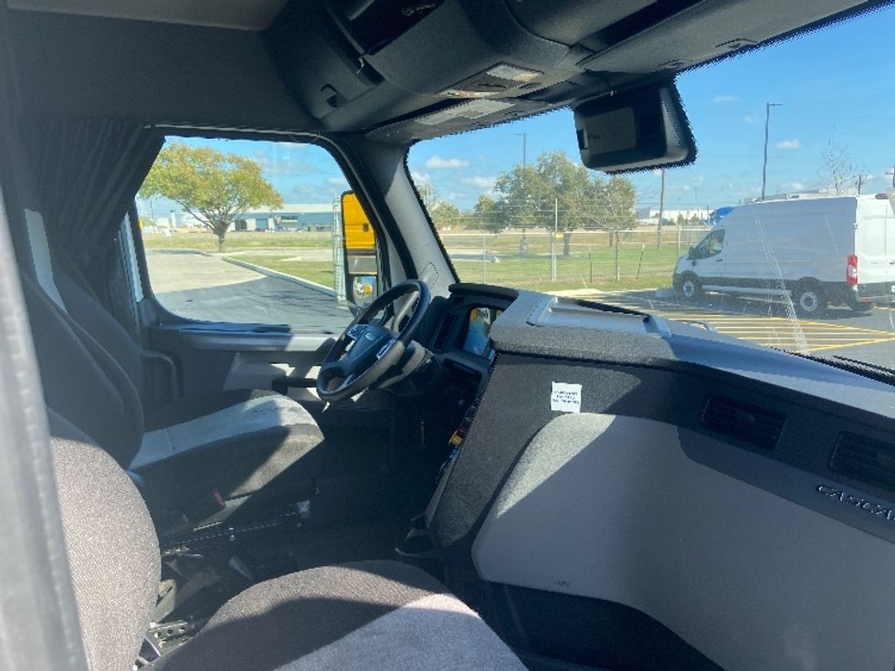 Sleeper Tractor-Heavy Duty Tractors-Freightliner-2020-T12664ST-San Antonio-TX-384,384\n\t\tmiles-$ 71,750 - Image 15