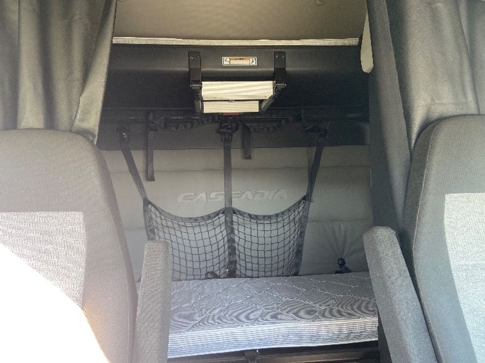 Sleeper Tractor-Heavy Duty Tractors-Freightliner-2020-T12664ST-San Antonio-TX-384,384\n\t\tmiles-$ 71,750 - Image 16