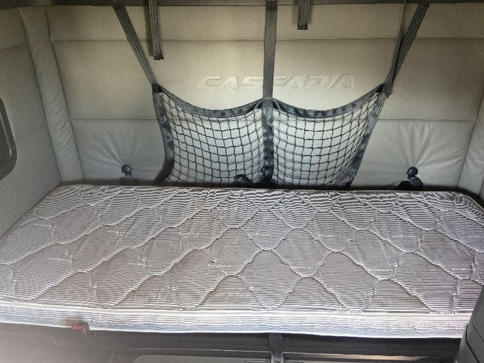 Sleeper Tractor-Heavy Duty Tractors-Freightliner-2020-T12664ST-San Antonio-TX-384,384\n\t\tmiles-$ 71,750 - Image 17