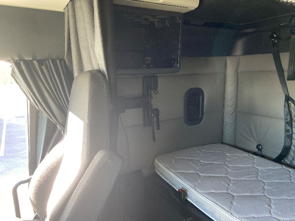 Sleeper Tractor-Heavy Duty Tractors-Freightliner-2020-T12664ST-San Antonio-TX-384,384\n\t\tmiles-$ 71,750 - Image 19