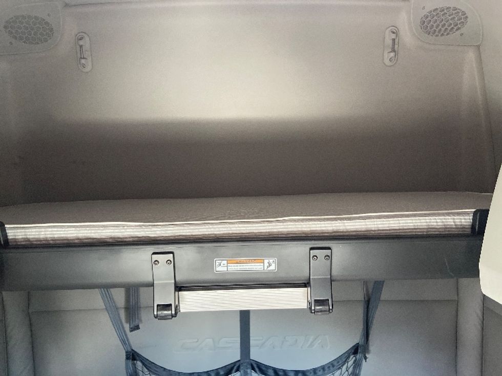 Sleeper Tractor-Heavy Duty Tractors-Freightliner-2020-T12664ST-San Antonio-TX-384,384\n\t\tmiles-$ 71,750 - Image 22