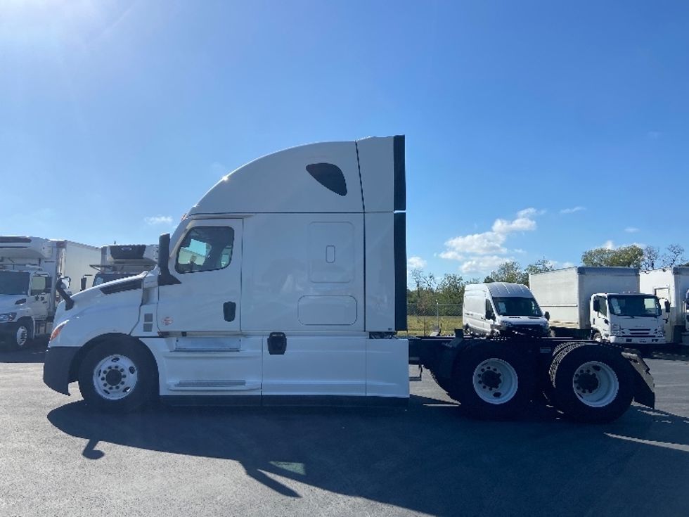Sleeper Tractor-Heavy Duty Tractors-Freightliner-2020-T12664ST-San Antonio-TX-384,384\n\t\tmiles-$ 71,750 - Image 4