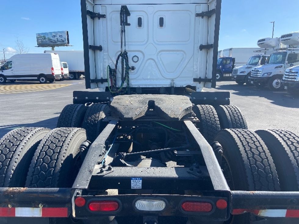 Sleeper Tractor-Heavy Duty Tractors-Freightliner-2020-T12664ST-San Antonio-TX-384,384\n\t\tmiles-$ 71,750 - Image 6