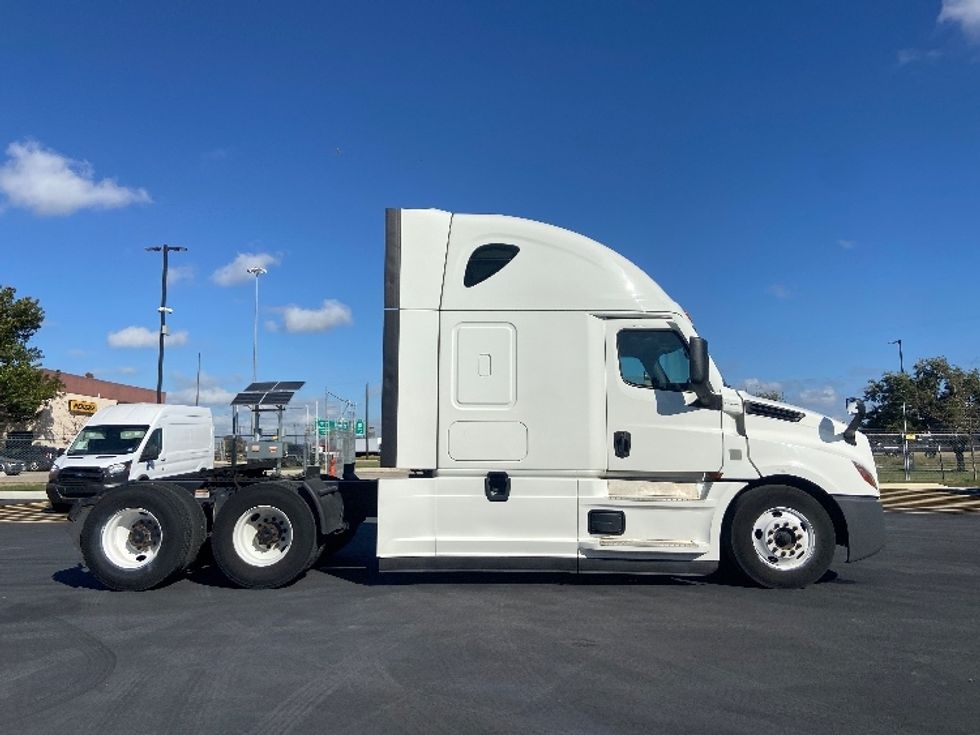 Sleeper Tractor-Heavy Duty Tractors-Freightliner-2020-T12664ST-San Antonio-TX-384,384\n\t\tmiles-$ 71,750 - Image 8