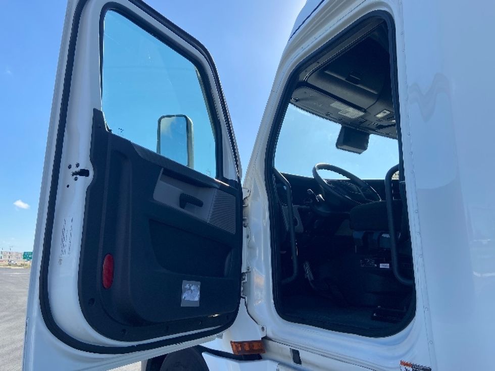 Sleeper Tractor-Heavy Duty Tractors-Freightliner-2020-T12664ST-San Antonio-TX-384,384\n\t\tmiles-$ 71,750 - Image 9