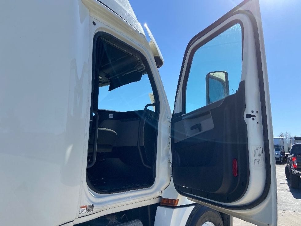 Sleeper Tractor-Heavy Duty Tractors-Freightliner-2020-T12664ST-San Antonio-TX-398,249\n\t\tmiles-$ 63,500 - Image 13