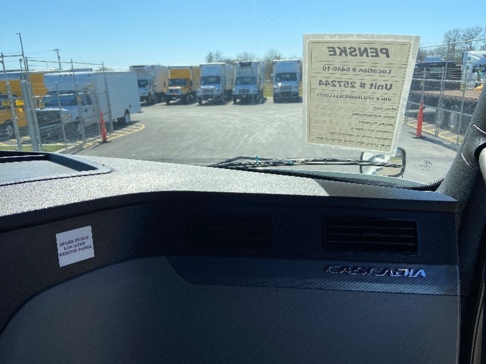 Sleeper Tractor-Heavy Duty Tractors-Freightliner-2020-T12664ST-San Antonio-TX-398,249\n\t\tmiles-$ 63,500 - Image 14