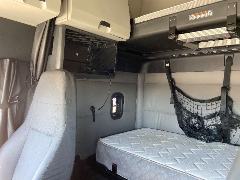 Sleeper Tractor-Heavy Duty Tractors-Freightliner-2020-T12664ST-San Antonio-TX-398,249\n\t\tmiles-$ 63,500 - Image 19