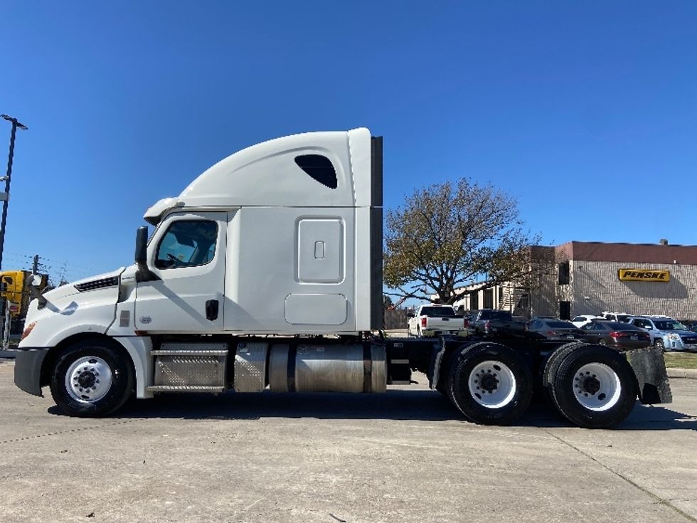 Sleeper Tractor-Heavy Duty Tractors-Freightliner-2020-T12664ST-San Antonio-TX-398,249\n\t\tmiles-$ 63,500 - Image 4