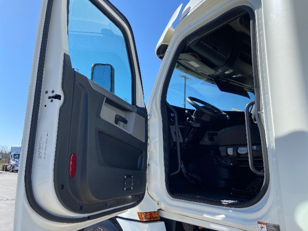 Sleeper Tractor-Heavy Duty Tractors-Freightliner-2020-T12664ST-San Antonio-TX-398,249\n\t\tmiles-$ 63,500 - Image 9